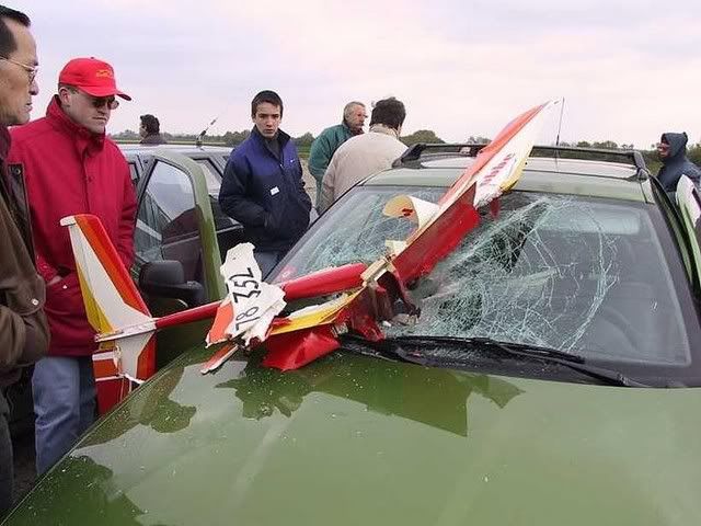 Crash_plane_into_car.jpg